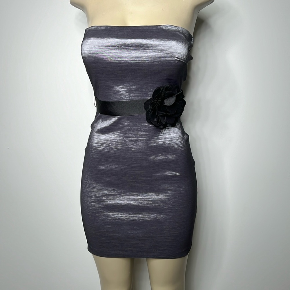 Snap small grey bodycon mini dress with black flower belt